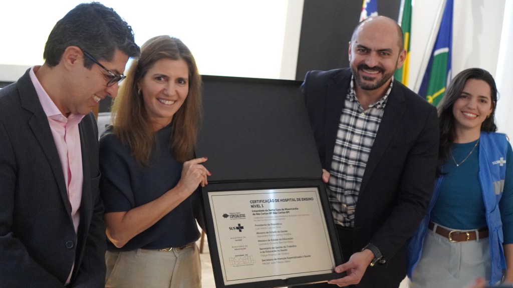 A Santa Casa de São Carlos recebeu, nesta sexta-feira (03), a visita da secretária de Informação e Saúde Digital do Ministério da Saúde, Ana Estela Haddad, que representou o ministro da Saúde, Alexandre Padilha
