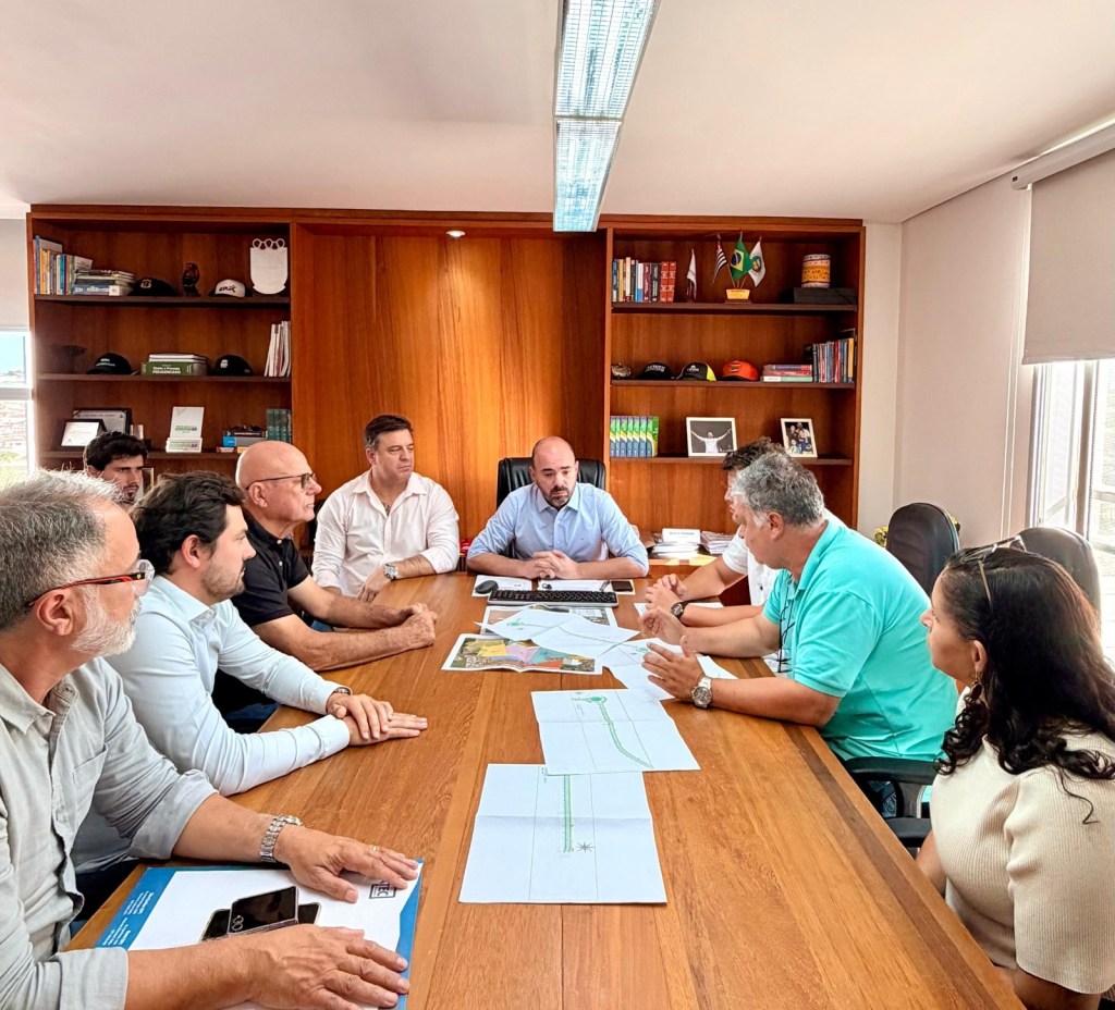 O prefeito Netto Donato assinou, nesta sexta-feira (03/07), em seu gabinete no Paço Municipal, a ordem de serviço que autoriza o início da obra de pavimentação e drenagem da ligação viária entre os bairros Jardim Jockey Club e Jardim Embaré, em São Carlos.