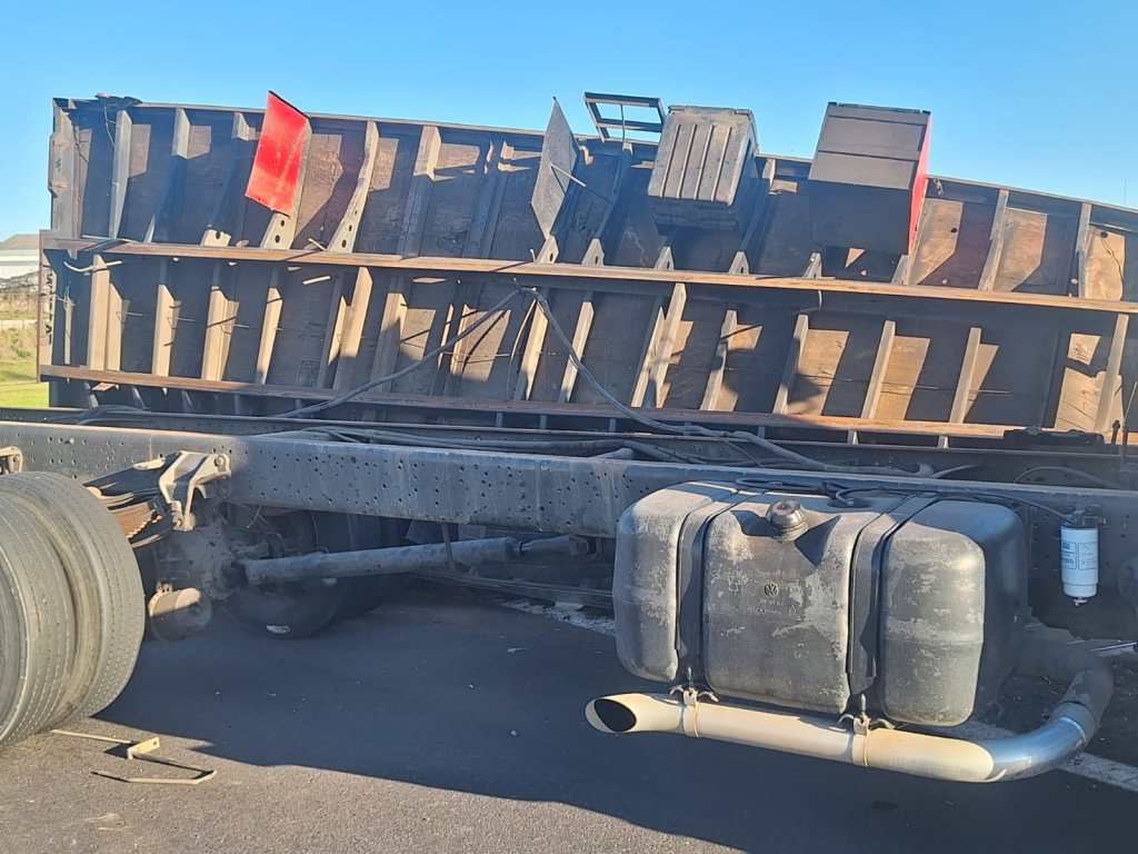 A carroceria de um caminhão-baú que transportava 7 toneladas de papel sulfite tombou na alça de acesso do km 228 da Rodovia Washington Luís (SP-310), em São Carlos