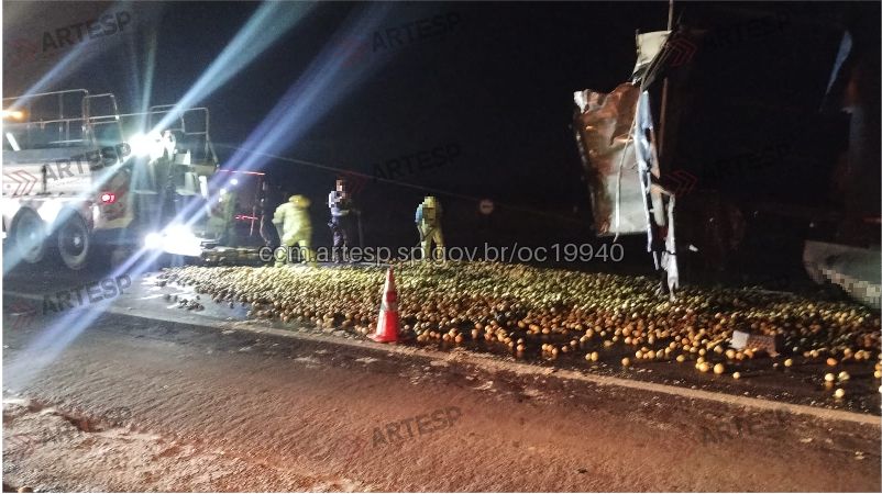 Na noite de ontem, 1, um caminhão ficou imobilizado na pista, após uma colisão com outro veículo, no km 214 da rodovia Washington Luís, em Itirapina.