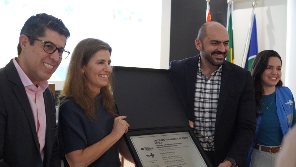 A Santa Casa de São Carlos recebeu, nesta sexta-feira (03), a visita da secretária de Informação e Saúde Digital do Ministério da Saúde, Ana Estela Haddad, que representou o ministro da Saúde, Alexandre Padilha