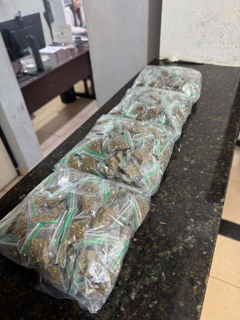 Uma ação da Polícia Militar terminou com a prisão de dois homens e a apreensão de 1,250 quilo de maconha na manhã desta sexta-feira (10), no bairro Cidade Aracy, em São Carlos.