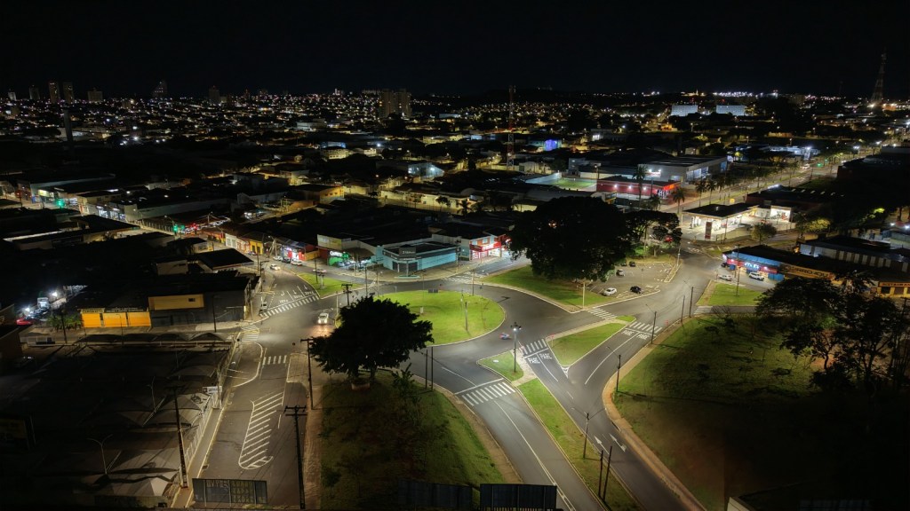 A Prefeitura de São Carlos está intensificando os serviços de recuperação da iluminação pública em praças, canteiros centrais, áreas de lazer e pontilhões do município. As intervenções incluem a instalação de luminárias com tecnologia LED, proporcionando maior eficiência energética e segurança.