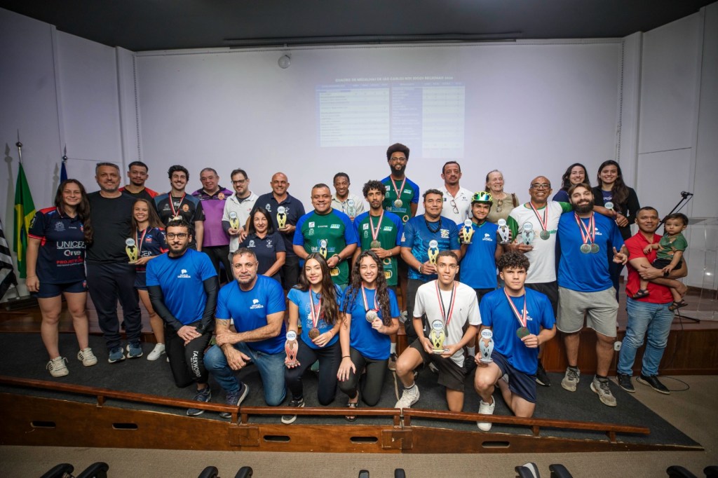 O secretário municipal de Esportes, Fernando Carvalho, recebeu, na quinta-feira (23/07), no auditório do Paço Municipal, os atletas e integrantes da delegação de São Carlos que participaram da 68ª edição dos Jogos Regionais do Estado de São Paulo, realizada entre os dias 4 e 13 de julho, em Lençóis Paulista.
