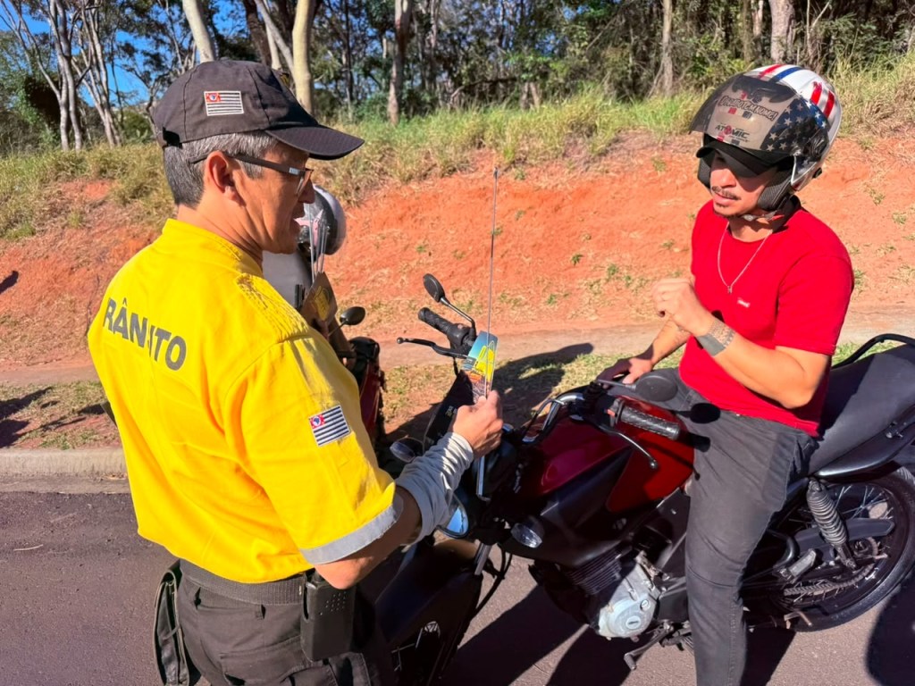 A ação aconteceu na rotatória do Residencial Eduardo Abdelnur e resultou na distribuição gratuita de 50 antenas corta-pipa para motociclistas, em São Carlos.