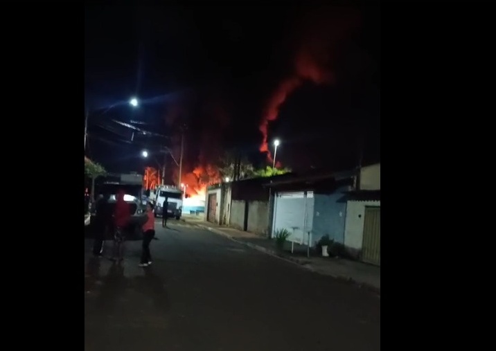 A Prefeitura de Trabiju informa, com profunda tristeza, que a garagem municipal foi atingida por um incêndio de grandes proporções na madrugada desta terça-feira (28).