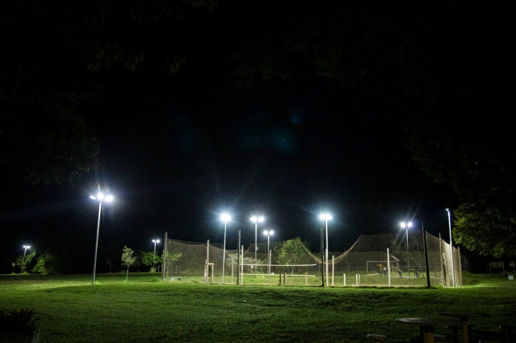 A Prefeitura de São Carlos está intensificando os serviços de recuperação da iluminação pública em praças, canteiros centrais, áreas de lazer e pontilhões do município. As intervenções incluem a instalação de luminárias com tecnologia LED, proporcionando maior eficiência energética e segurança.