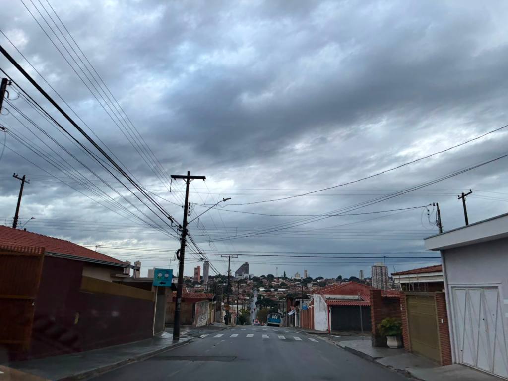 Depois de um longo período de tempo seco, a chuva voltou a atingir São Carlos na madrugada desta sexta-feira (24). As primeiras precipitações foram registradas por volta das 4h, marcando a chegada de uma mudança nas condições climáticas que deve manter o tempo instável ao longo do dia e no sábado.