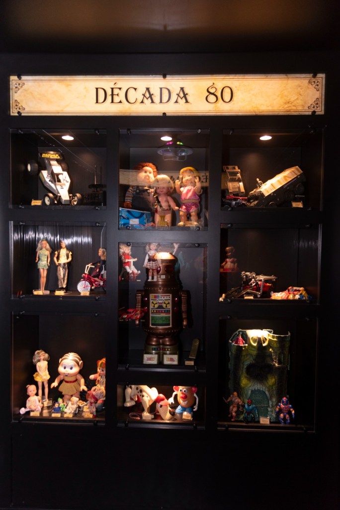 Dos carrinhos, bonecas e piões aos videogames que marcaram diferentes épocas, os brinquedos fazem parte da memória afetiva de crianças e adultos. Entre os dias 5 e 30 de agosto, o Shopping São Carlos, administrado pelo Grupo AD, recebe a exposição "Brinquedos que Contam Histórias", uma experiência gratuita que convida o público a revisitar lembranças da infância, conhecer a evolução dos brinquedos e compartilhar momentos entre diferentes gerações.