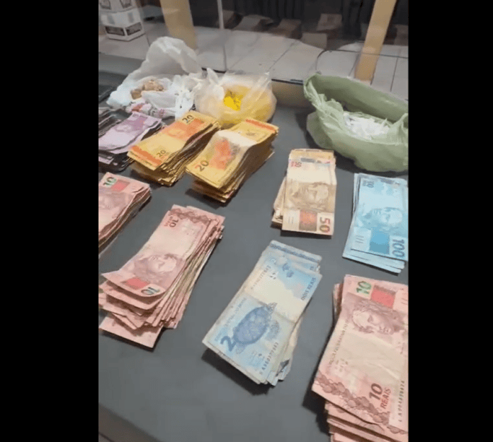 Dinheiro e drogas apreendidos Dinheiro e drogas apreendidos