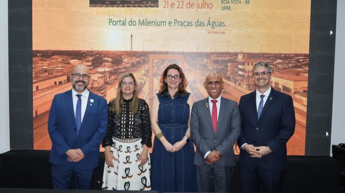 Da esquerda para a direita: Edward Frederico Castro Pessano (Unipampa), Analy Castilho Polizel de Souza (UFR), Ana Beatriz de Olveira (reitora da UFSCar), Gilmar Pereira da Silva (UFPA) e Camilo Allyson Simões de Farias (UFCG). Da esquerda para a direita: Edward Frederico Castro Pessano (Unipampa), Analy Castilho Polizel de Souza (UFR), Ana Beatriz de Olveira (reitora da UFSCar), Gilmar Pereira da Silva (UFPA) e Camilo Allyson Simões de Farias (UFCG).