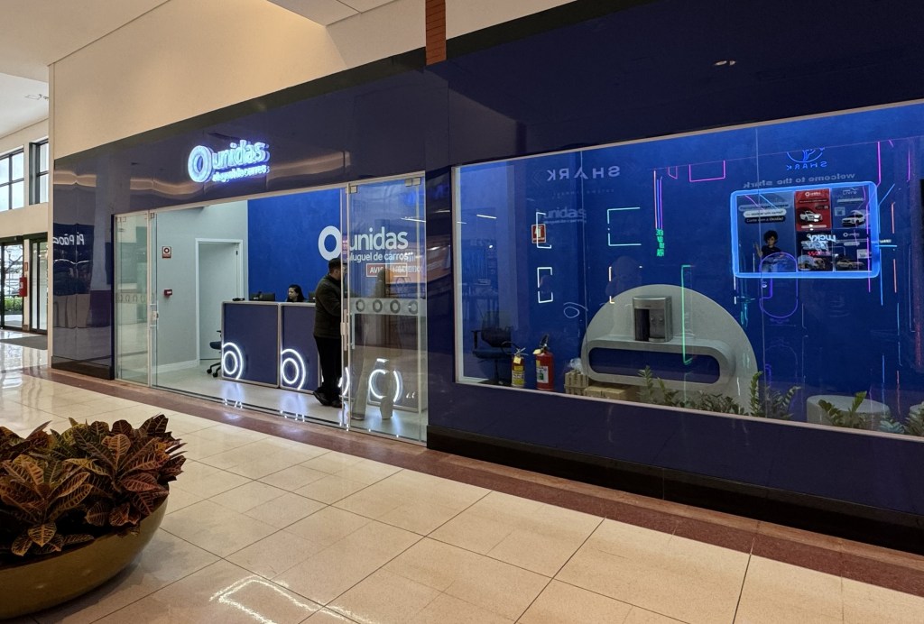 O Shopping São Carlos, administrado pelo Grupo AD, passa a oferecer mais uma opção de serviço com a inauguração da unidade da Unidas Aluguel de Carros, que passa a atender exclusivamente no empreendimento.