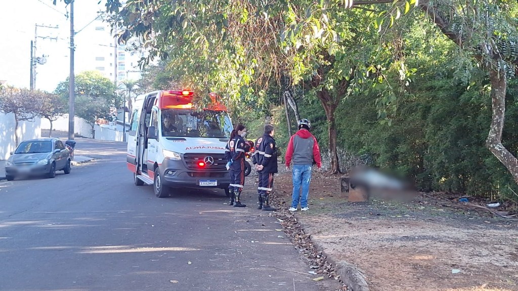 Um homem ainda não identificado foi encontrado morto na manhã desta sexta-feira (17), ao lado de uma área pública localizada na Rua Franklin Brasiliense, no bairro Nova Santa Paula, em São Carlos.