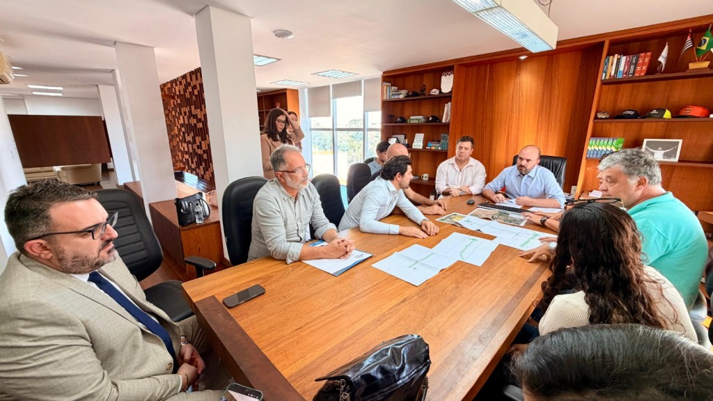 O prefeito Netto Donato assinou, nesta sexta-feira (03/07), em seu gabinete no Paço Municipal, a ordem de serviço que autoriza o início da obra de pavimentação e drenagem da ligação viária entre os bairros Jardim Jockey Club e Jardim Embaré, em São Carlos.