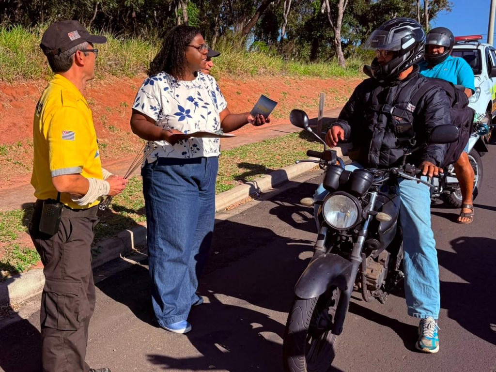 A ação aconteceu na rotatória do Residencial Eduardo Abdelnur e resultou na distribuição gratuita de 50 antenas corta-pipa para motociclistas, em São Carlos.