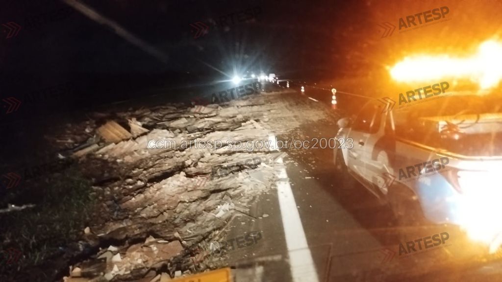 Na noite de ontem, 7, um acidente no km 212, sentido norte, da rodovia Washington Luís, em Itirapina, terminou com o derramamento de uma carga de piso na pista.