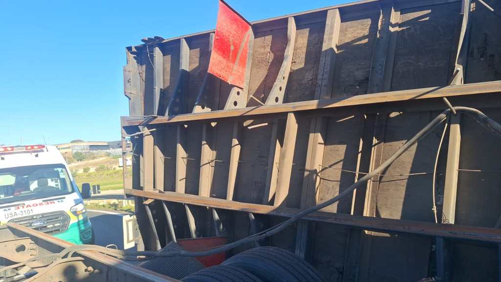 A carroceria de um caminhão-baú que transportava 7 toneladas de papel sulfite tombou na alça de acesso do km 228 da Rodovia Washington Luís (SP-310), em São Carlos