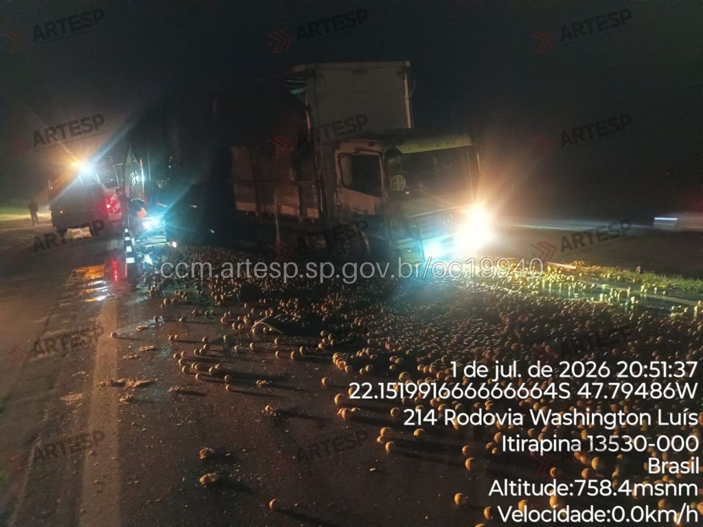 Na noite de ontem, 1, um caminhão ficou imobilizado na pista, após uma colisão com outro veículo, no km 214 da rodovia Washington Luís, em Itirapina.
