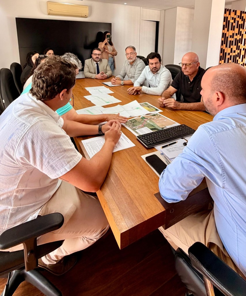 O prefeito Netto Donato assinou, nesta sexta-feira (03/07), em seu gabinete no Paço Municipal, a ordem de serviço que autoriza o início da obra de pavimentação e drenagem da ligação viária entre os bairros Jardim Jockey Club e Jardim Embaré, em São Carlos.