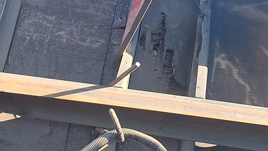A carroceria de um caminhão-baú que transportava 7 toneladas de papel sulfite tombou na alça de acesso do km 228 da Rodovia Washington Luís (SP-310), em São Carlos