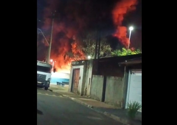 A Prefeitura de Trabiju informa, com profunda tristeza, que a garagem municipal foi atingida por um incêndio de grandes proporções na madrugada desta terça-feira (28).