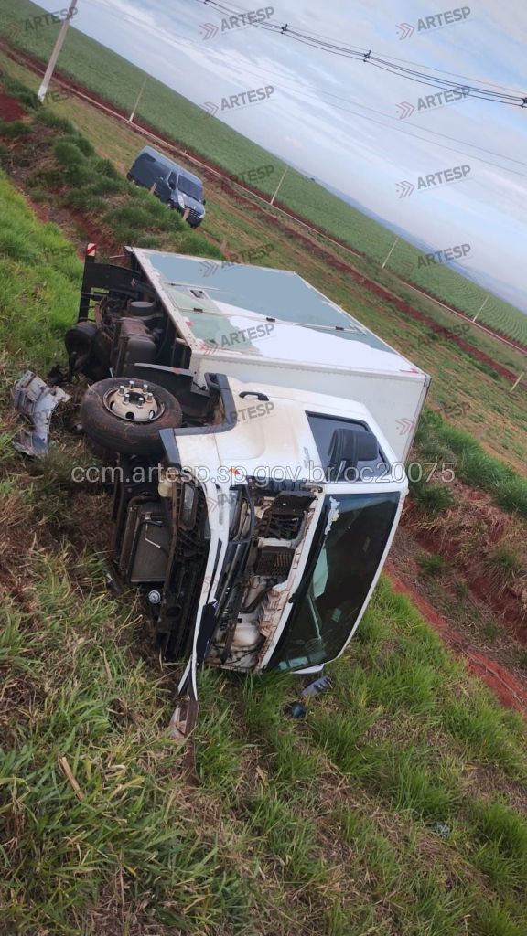Uma pessoa morreu e outra ficou ferida após um grave acidente registrado no início da tarde deste domingo (12) na Rodovia José Fregonezi (SP-328), em Cravinhos.