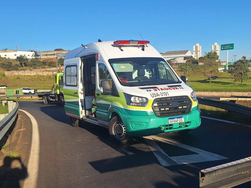 A carroceria de um caminhão-baú que transportava 7 toneladas de papel sulfite tombou na alça de acesso do km 228 da Rodovia Washington Luís (SP-310), em São Carlos