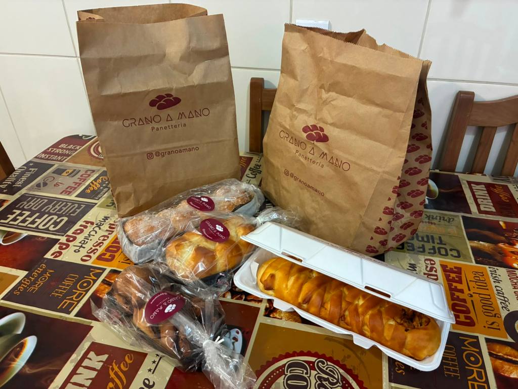 Quem aprecia pães frescos, recheios generosos e produtos preparados com muito cuidado encontra uma excelente opção no Centro de São Carlos: a Grano a Mano