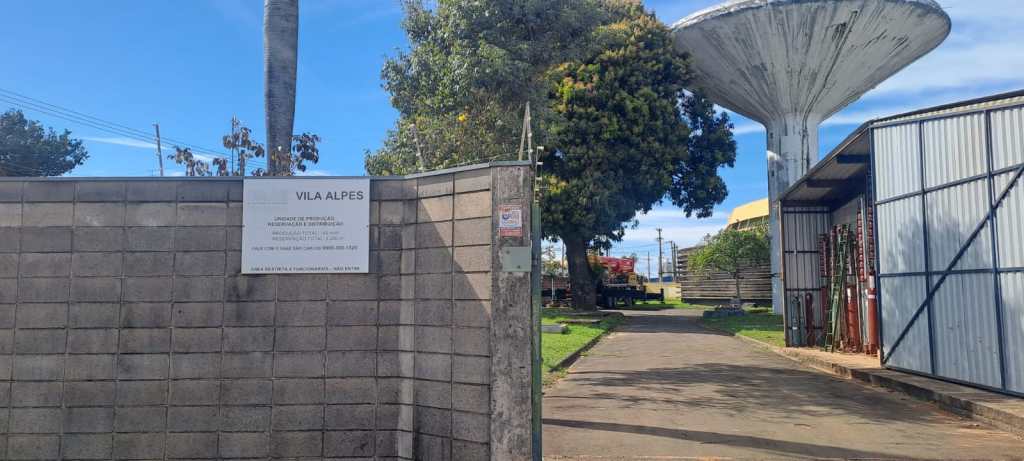 O Serviço Autônomo de Água e Esgoto de São Carlos (SAAE) informa que, nesta quinta-feira, 23 de julho, o Centro de Produção, Reservação e Distribuição Vila Alpes apresentou uma falha no conjunto motobomba submersa do poço tubular profundo, sendo necessária a substituição do equipamento para garantir a continuidade e a segurança da operação.