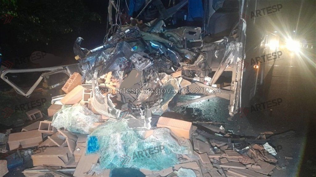 Um grave acidente registrado na madrugada deste sábado (29) mobilizou equipes de emergência na Rodovia Washington Luís (SP-310), em Araraquara. A ocorrência deixou o motorista de um ônibus morto e dois passageiros em estado grave