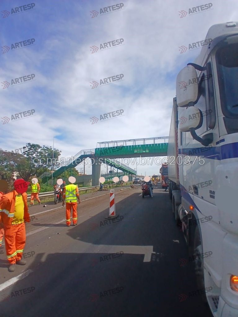 A carroceria de um caminhão que transportava maquinário pesado tombou na Rodovia Washington Luís, em São Carlos. Acidente deixou feridos e provocou congestionamento.