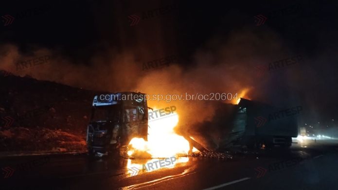 Caminhão carregado com latinhas de alumínio pegou fogo na SP-310, em Itirapina, e provocou congestionamento de quase 3 km. Ninguém se feriu Caminhão carregado com latinhas de alumínio pegou fogo na SP-310, em Itirapina, e provocou congestionamento de quase 3 km. Ninguém se feriu