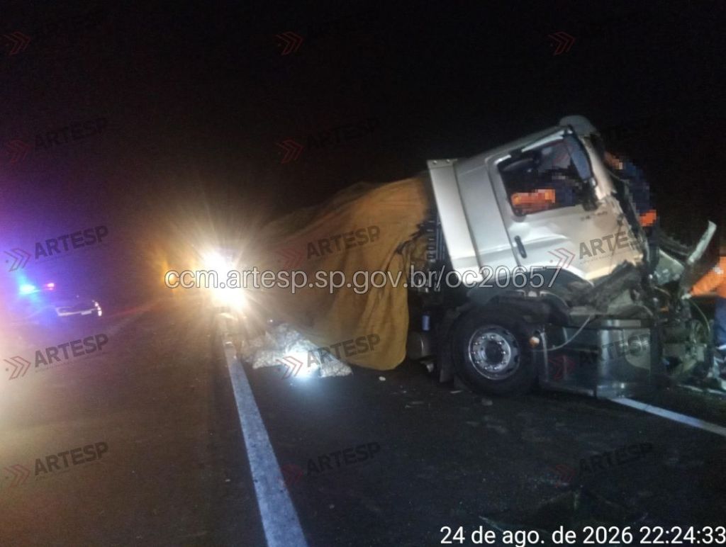 Grave acidente entre dois caminhões na SP-340, em Casa Branca, terminou com a morte de um motorista na noite de segunda-feira (24).