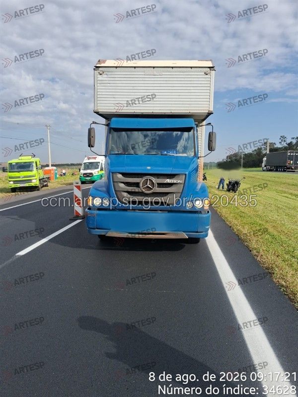Motociclista de 23 anos morreu após acidente no km 242 da Rodovia Washington Luís, em Ibaté. Trecho apresenta lentidão e bloqueio parcial.