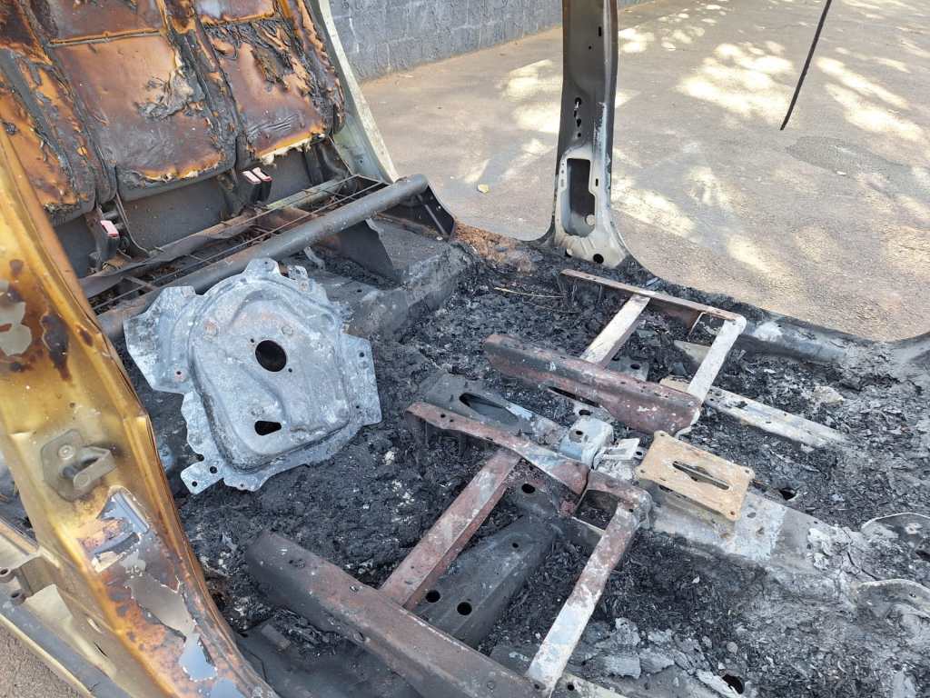Diante da situação, o local foi preservado e a perícia foi acionada para realizar os trabalhos necessários e levantar elementos que possam contribuir para esclarecer as circunstâncias em que o carro foi levado até o local e incendiado