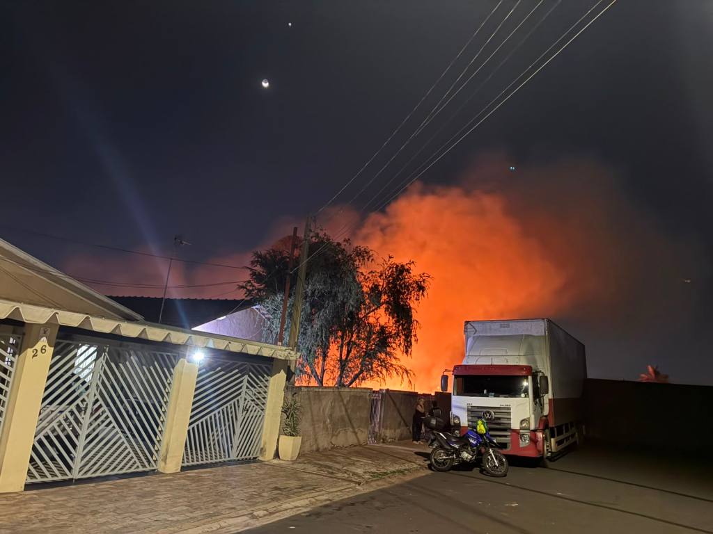Incêndio de grandes proporções atinge área de vegetação entre o Azulville II e o Jardim Letícia, em São Carlos, na noite deste sábado (15), e preocupa moradores.