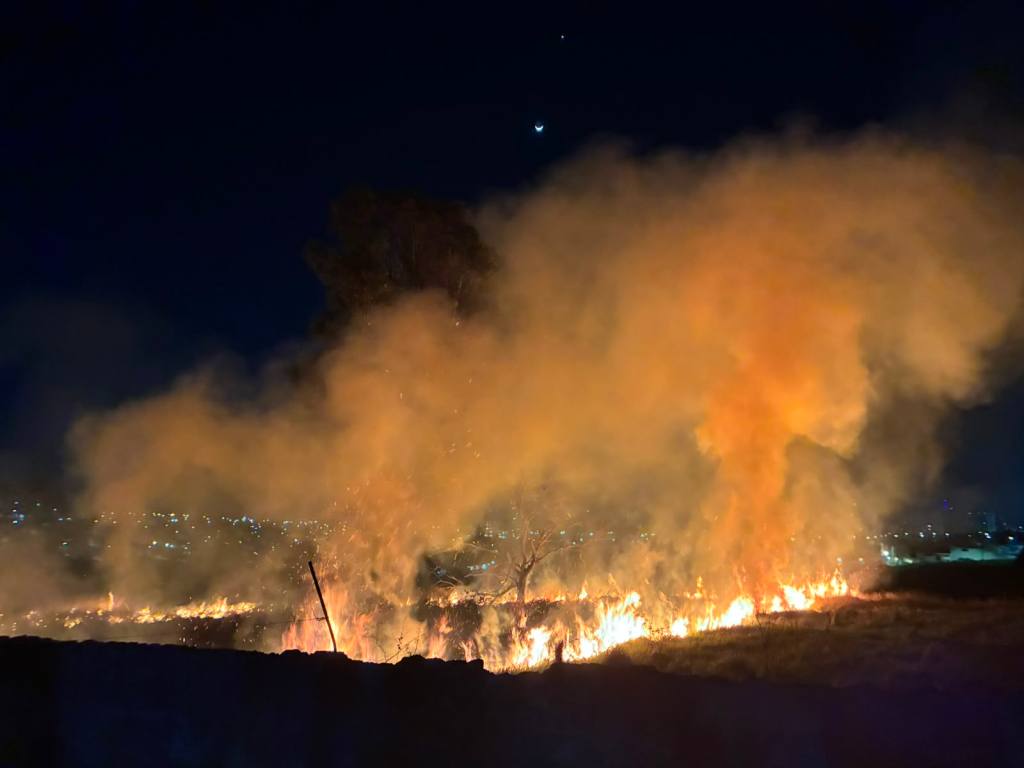 Incêndio de grandes proporções atinge área de vegetação entre o Azulville II e o Jardim Letícia, em São Carlos, na noite deste sábado (15), e preocupa moradores.