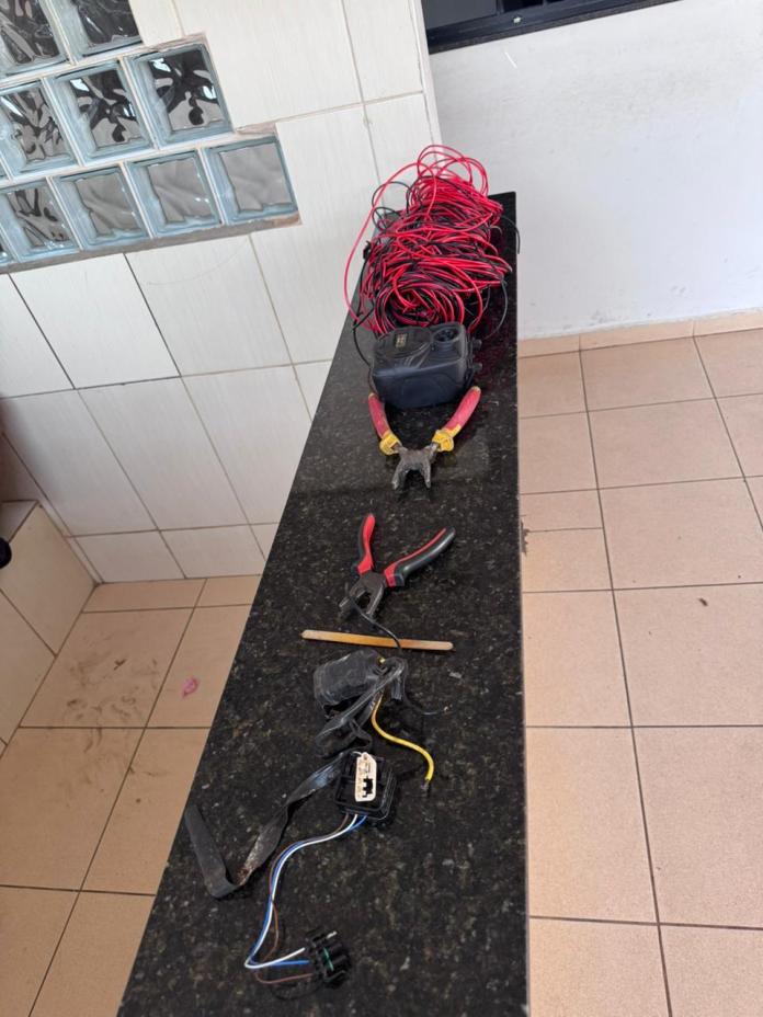 Suspeito foge pelos telhados após furto e é preso pela PM em São Carlos Suspeito foge pelos telhados após furto e é preso pela PM em São Carlos