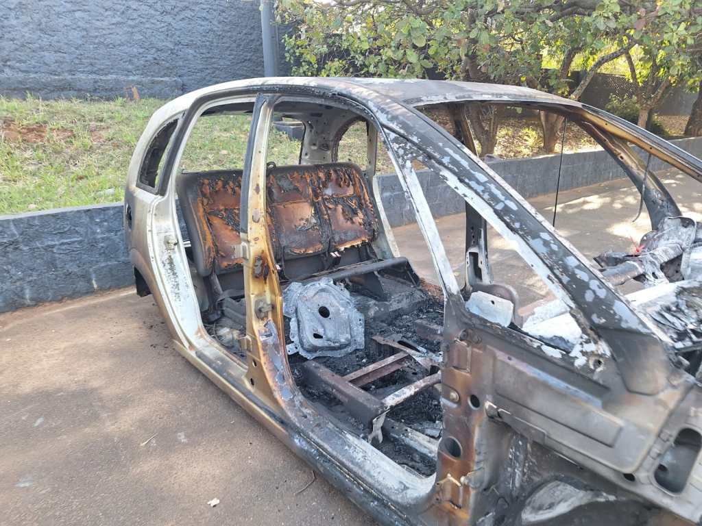 Diante da situação, o local foi preservado e a perícia foi acionada para realizar os trabalhos necessários e levantar elementos que possam contribuir para esclarecer as circunstâncias em que o carro foi levado até o local e incendiado