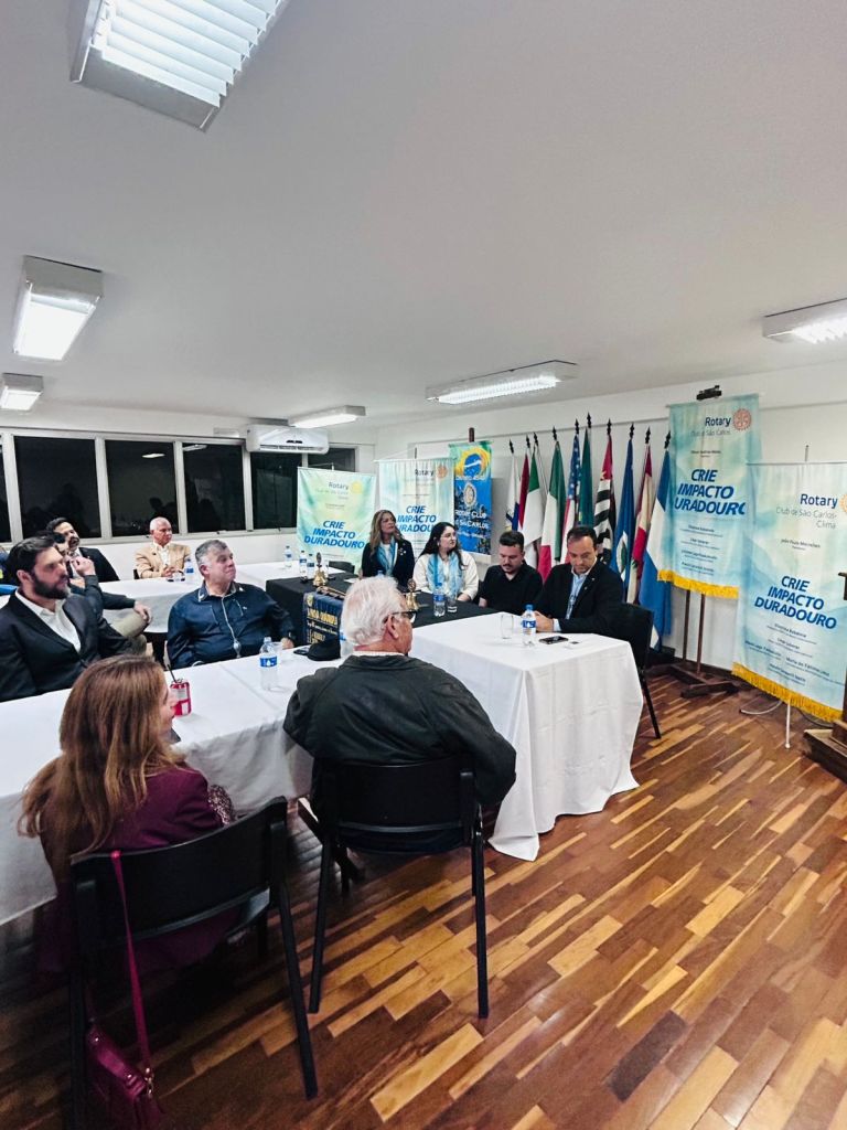 Encontro inédito reuniu os quatro clubes de Rotary da cidade, teve palestra do juiz Paulo César Scanavez e homenageou três personalidades