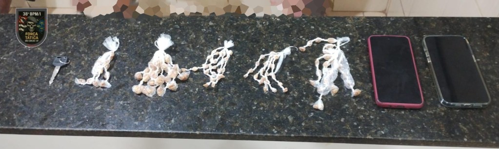 Duas ocorrências de tráfico mobilizaram a PM em São Carlos na segunda-feira (10). Houve prisões e apreensões de crack, maconha, dinheiro e motocicleta