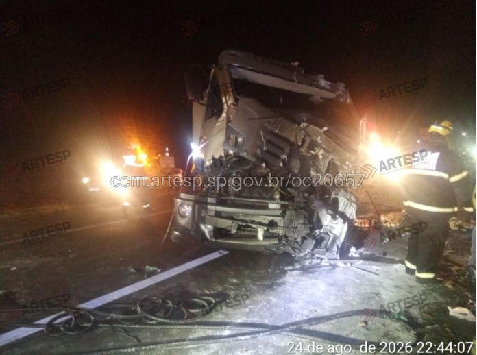 Grave acidente entre dois caminhões na SP-340, em Casa Branca, terminou com a morte de um motorista na noite de segunda-feira (24). Grave acidente entre dois caminhões na SP-340, em Casa Branca, terminou com a morte de um motorista na noite de segunda-feira (24).