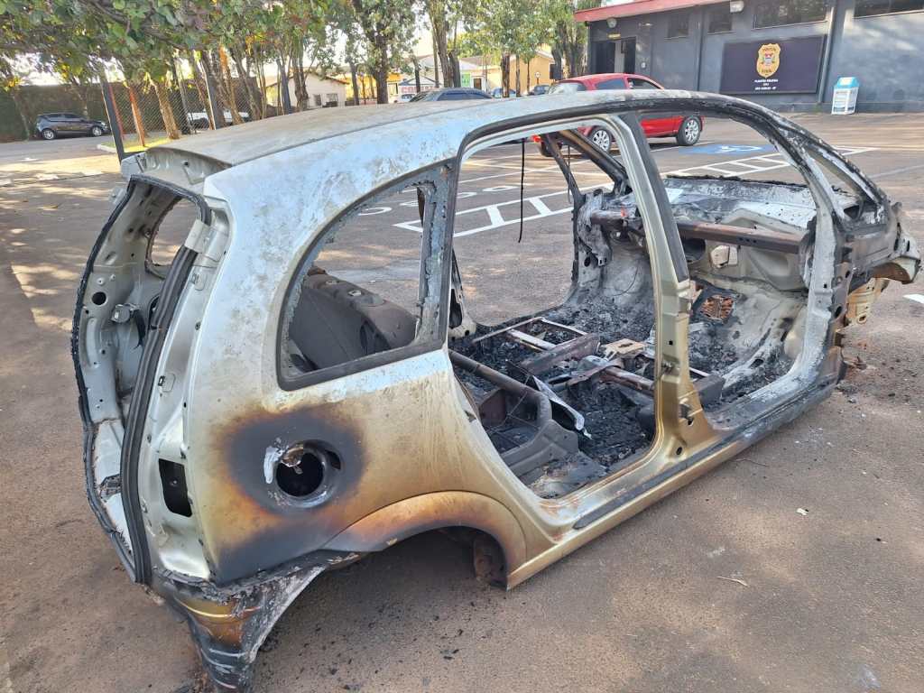 Diante da situação, o local foi preservado e a perícia foi acionada para realizar os trabalhos necessários e levantar elementos que possam contribuir para esclarecer as circunstâncias em que o carro foi levado até o local e incendiado