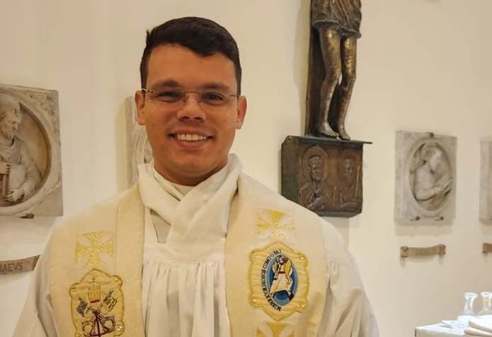 Padre Robson Luiz Caramano e demais padres assumem novas funções Padre Robson Luiz Caramano e demais padres assumem novas funções