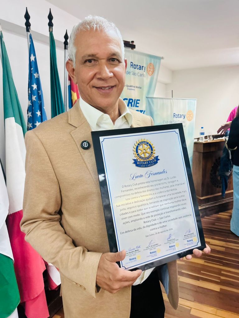 Encontro inédito reuniu os quatro clubes de Rotary da cidade, teve palestra do juiz Paulo César Scanavez e homenageou três personalidades