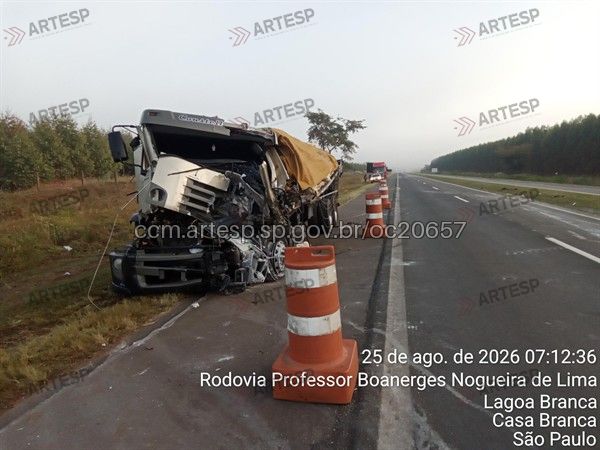 Grave acidente entre dois caminhões na SP-340, em Casa Branca, terminou com a morte de um motorista na noite de segunda-feira (24).