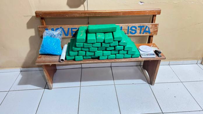 Polícia Militar apreendeu 36 tijolos de maconha, totalizando 35,1 kg, enterrados em uma plantação de laranja na zona rural de Santa Rita do Passa Quatro. Polícia Militar apreendeu 36 tijolos de maconha, totalizando 35,1 kg, enterrados em uma plantação de laranja na zona rural de Santa Rita do Passa Quatro.