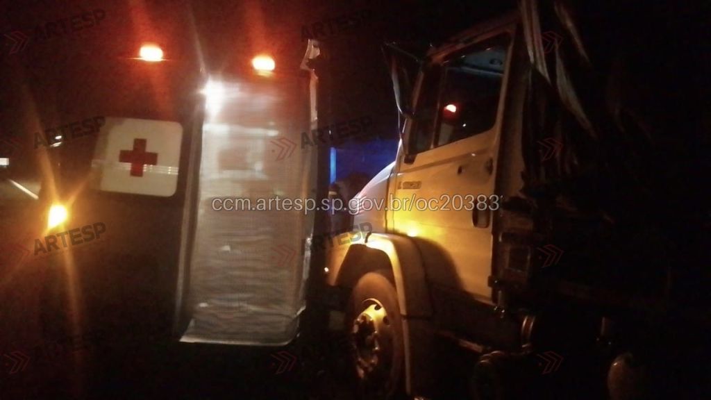 Ambulância bate na traseira de caminhão e deixa três feridos na Rodovia Brigadeiro Faria Lima, em Taiúva