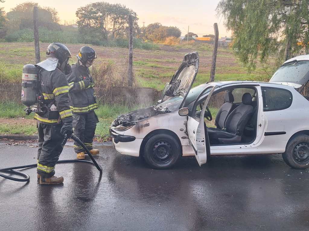 Incêndio em carro mobiliza Bombeiros na Vila Celina em São Carlos
