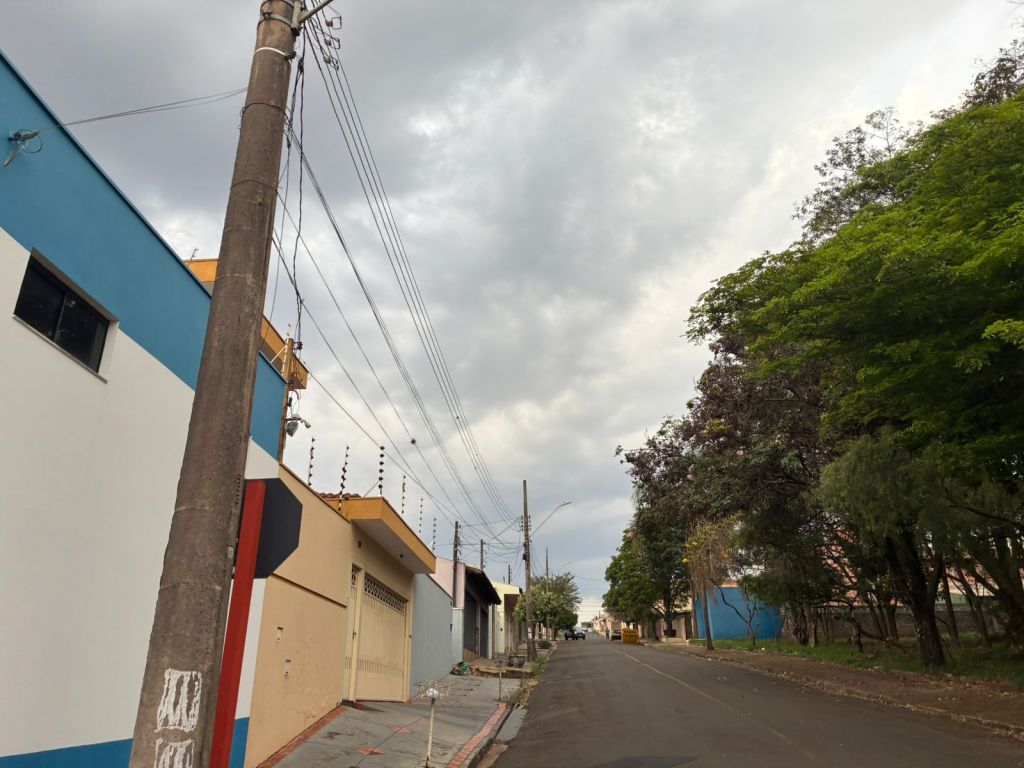 Nuvens escuras cobriram São Carlos na manhã deste sábado, mas radares mostram previsão do tempo com chuva concentrada mais ao sul do Estado; calor e baixa umidade continuam sendo os principais destaques.